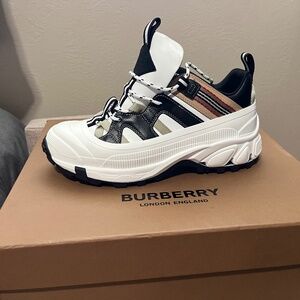 Burberry Arthur M Story - Color White/Icon Stripe
